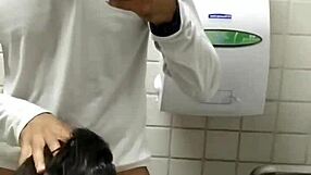 Recebi uma mamada gostosa do moleque no banheiro?