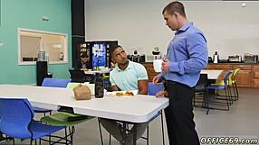 Rett mannlig sjef utforsker homse-sex videoer på bukseløs fredag