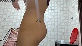 Namorada jovem com tatuagem, cabelos longos, molhada em roupas de sexo swinger rasgadas