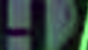 Služka je sváděna majitelem domu na horký lesbický sex ve 3D