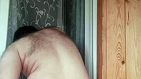 Ruski gej z okroglim ritom dobi vroč analni seks