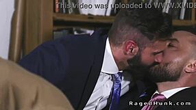 Štiričevski gay analni seks v oblekah pri nepremičninah. Sesanje in jebanje ritk z velikimi kurci