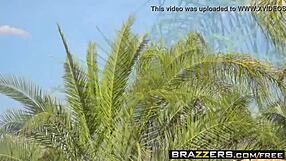 Brazzers milfs Diamond Foxxx and Holly share one cock