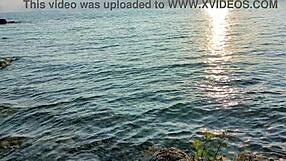 czułam się taka nieśmiała prosząc nieznajomego o krem do opalania na nudystycznej plaży, ale jego dotyk był elektryczny.