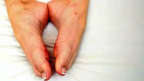 Big ass brunette babe melanie hicks gives footjob