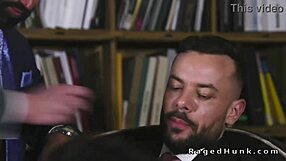 Gej četvoroški anal u odelima u agenciji, pušenje i jebanje u guzu velikim kurcima