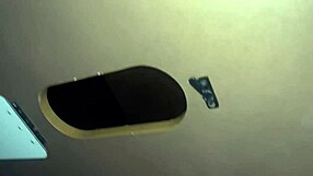 comi a novinha casada dentro da cabine do swing e enchi ela de leite