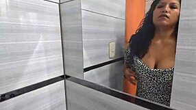 Glej, kako jemam Danielsov debel kurac v prvi anal? Kričim njegovo ime v sobi!