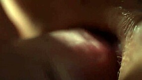 Уау, кучешка позиция на близо показва всяка мокра детайл