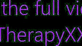 Smører aloe vera på stram 18+ stesøster i familieterapi-massasje