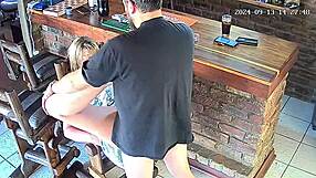 תפסתי את האישה שלי מזדיינת עם חברי הטוב מתחת לחצאית