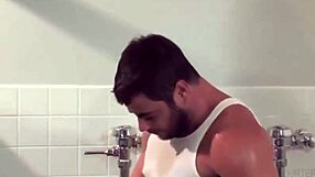 Bombero fontanero folla en baño del bar