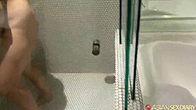 Szingőzős pinay lehajol szörnyfasz orálra meg creampie-re!