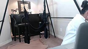 Maxine X slår store patter og røv med legetøj