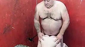 Novinha rakastaa kun sitä pannaan takaapäin orgasmiin asti