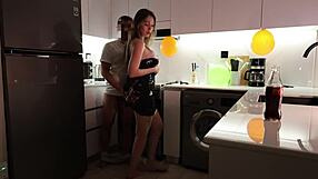 Nai ystäväni äidin keittiössä syntymäpäiväjuhlien jälkeen. Taivutettu koiratyylissä kuumaan creampieen!