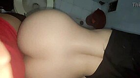 Neuk de nieuwe medewerkster gebukt in doggy