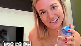 موفوس - ميليسا تستعد للنوم لكن تحتاج صديقها يدق مؤخرتها أولا لنوم أفضل