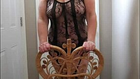 كيتي هدسون تذهب إلى الدرج نحو الخنا في لانجري منحني مع كس شعر