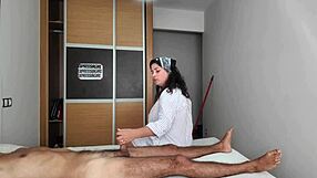 Hei, gue lagi kocok kontol buat pembantu hotel!