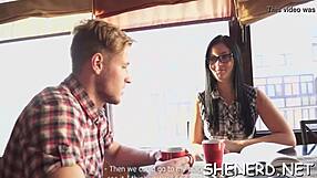 Nerdasta najstnica 18+ dobi kurca od zrelega moškega