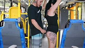 Morena na avtobusu drkajo do orgazma