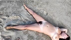 Fremder sagt: Lass uns diese haarige Nudistin direkt am Strand ficken!