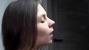 Jeg kunne ikke modstå at sprøjte inde i min tynde stedsøster på værelset