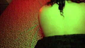 BBW stenje dok jaše komšiju u dogiju