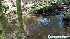 Prea frig pentru baie goală în râu, dar așa tentant?