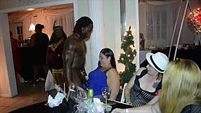 Jamajški striptizeta strga obleke in razkrije velik temen kurc za milfe