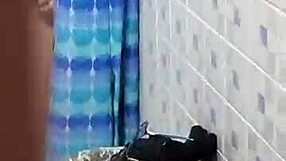 Drzna skrita kamera ujame zrelo venezuelsko sosedo, ki se kopa v prhi z veliko ritjo