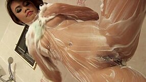 Brune thaïlandaise se penche pour une levrette rapide bite blanche dans son corps serré