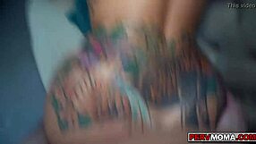 Belle-mère en chaleur Lillith veut la grosse queue de son beau-fils en profondeur