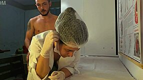 paciente tem erecao ao sentir as maos da enfermeira durante blowbang