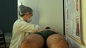 paciente tem erecao ao sentir as maos da enfermeira durante blowbang