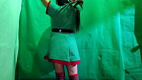 Elfe de Noël coquine attend chaude une grosse bite dans sa chatte latina