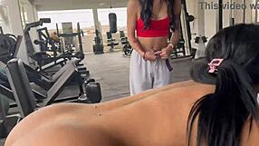 Mi Entrenadora Transgénero Me Pone A Hacer Sentadillas Sin Nada De Ropa