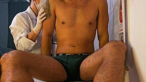 paciente tem erecao ao sentir as maos da enfermeira durante blowbang