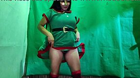 Elfa di Natale sporca si scalda in attesa di un cazzo grosso nella figa latina