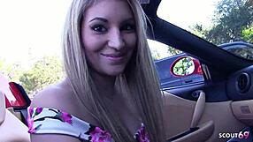 Frustrirana mlada 18+ plavolaska gleda, kako se seksi žena Moka Mora vara v perilicah