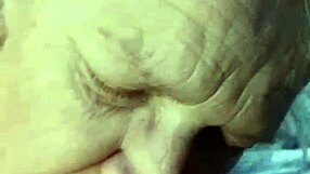 Horúca milfka expertne cucá veľký čurák olizuje a prehltá všetko