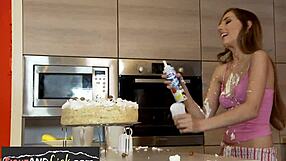 De här lesborna har kul i matbrottningsmatch.