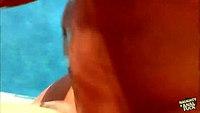 Casal super sexy rola foda quente e pegada na piscina ao ar livre!