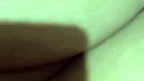 Indonesische amateur buigt voorover voor homemade doggy neukplezier