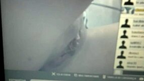 Loira colocando a mão no cuzinho