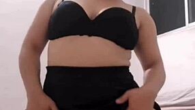 hermosa colegiala shows her big ass and voluptuous vagina