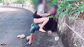 Gledam študentko in njeno punco, ki se izkazujeta v javnem parku