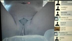 Loira colocando a mão no cuzinho