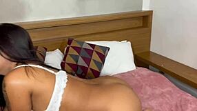 novinha deliciosa do bundão sentando bem gostoso na rola do dotado